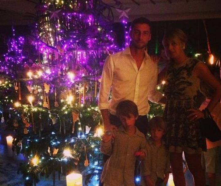 Claudio  Marchisio passa il Natale alle Maldive con la famiglia ma niente bagno a mare: in un video su Instagram ha postato uno squalo quasi a riva...